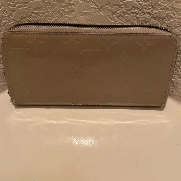 Louis Vuitton Zip Around Vernis Long Wallet Cream Tan LV All Over Logo Print